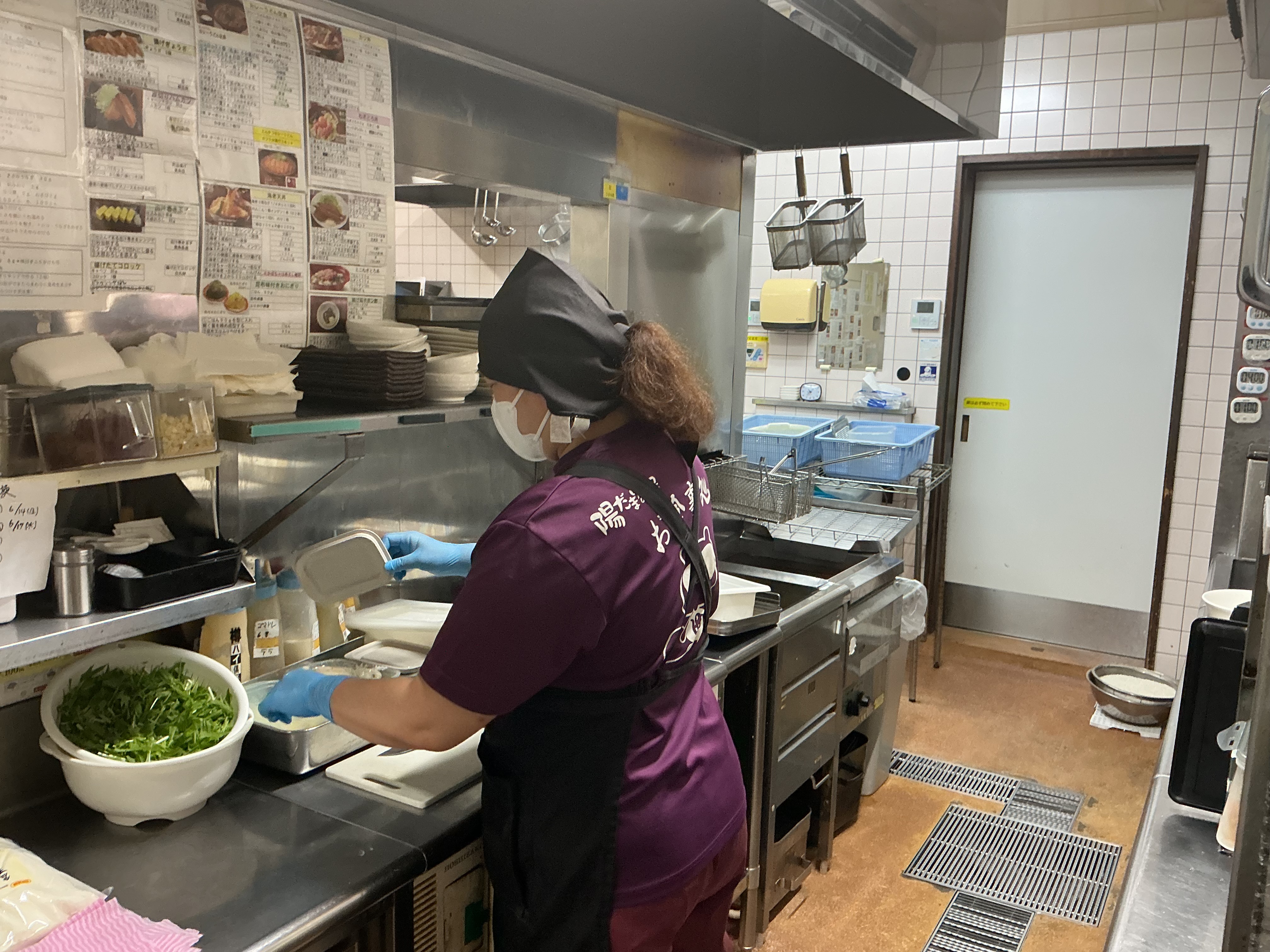 厨房で料理